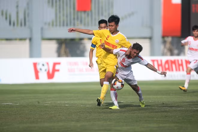 Tình huống dùng tay kéo ngã của hậu vệ SLNA với tiền đạo HAGL dẫn đến quả 11m Ảnh: KHẢ HÒA