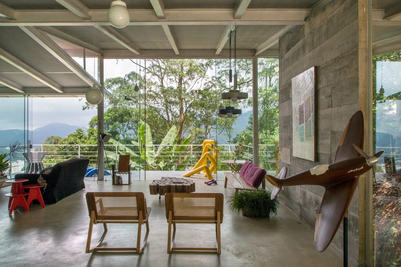 Sàn lát bằng xi măng, tạo điều kiện cho nước mưa đi qua dễ dàng. Sàn lát bằng xi măng, tạo điều kiện cho nước mưa đi qua dễ dàng.