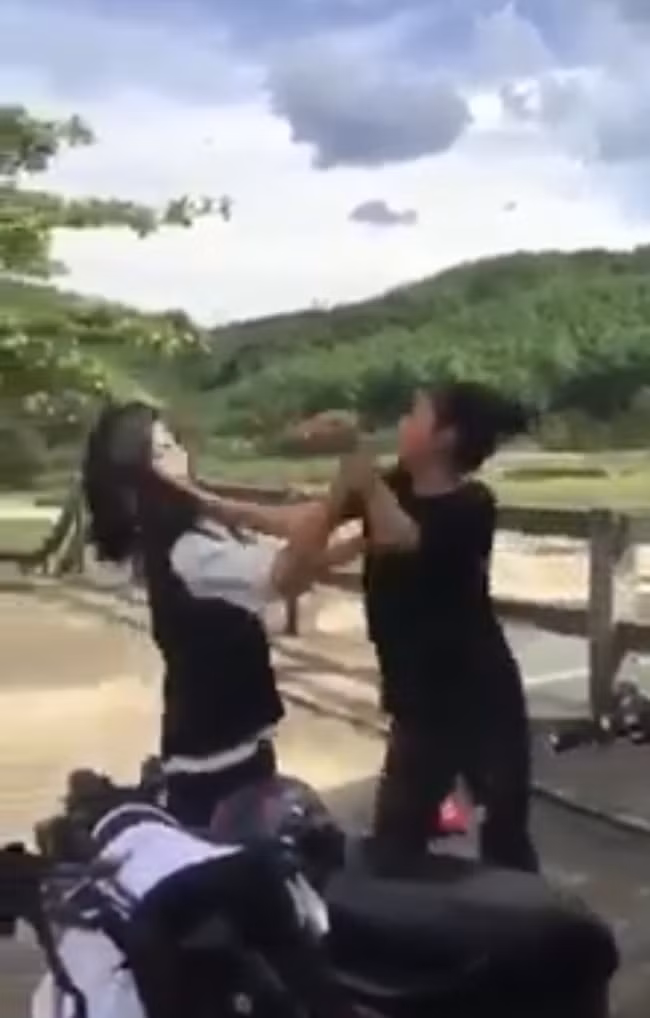 Hình ảnh hai nữ sinh đánh nhau.