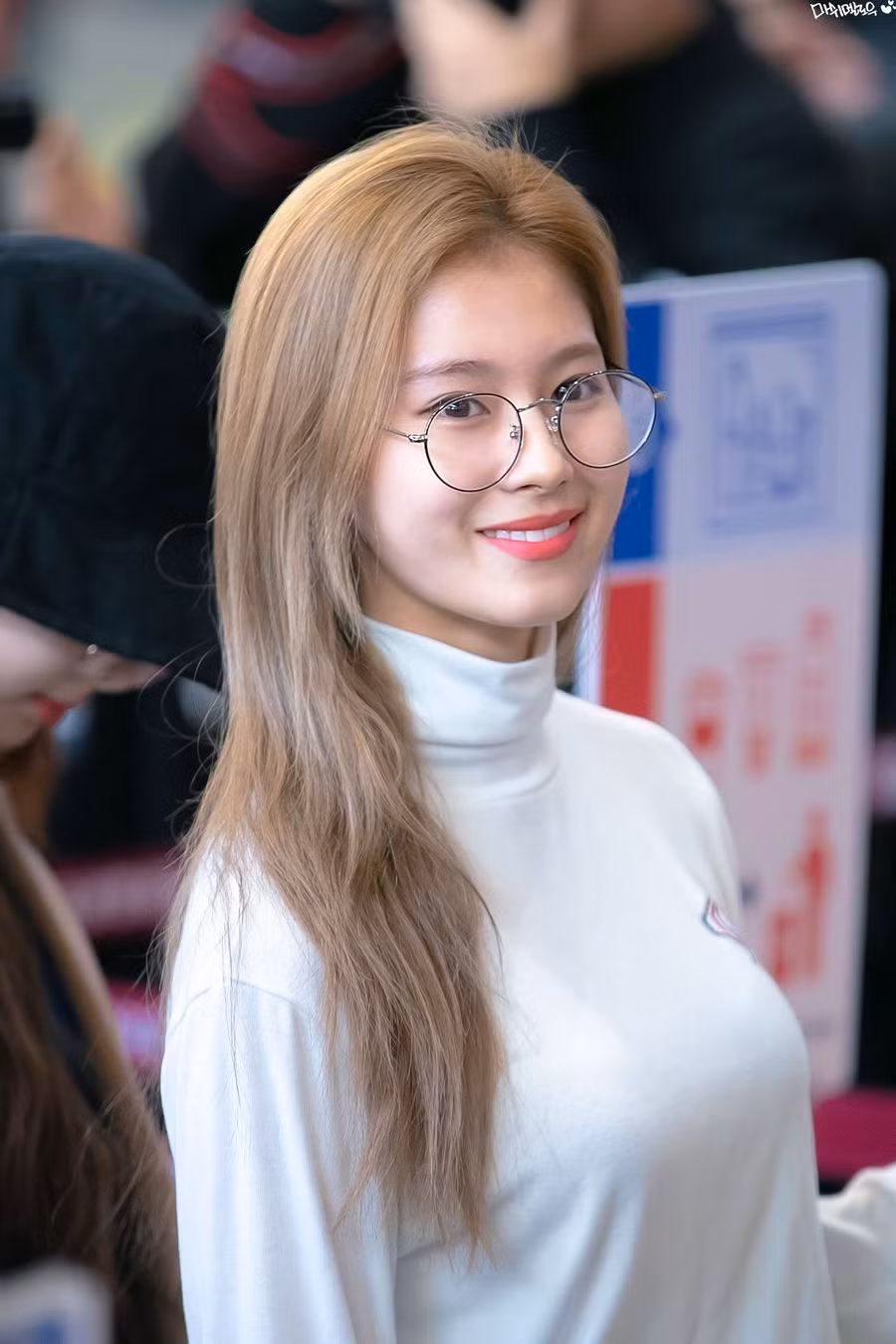  Sana được biết đến là thành viên vui vẻ nhất của Twice bởi sự tươi tắn, trong sáng và tính cách cởi mở thân thiện luôn thể hiện rõ trên gương mặt của cô nàng. Ngay cả các thành viên khác cũng nói rằng luôn chỉ thấy Sana cười và cười mà thôi. Nữ thần tượng luôn nhìn nhận mọi chuyện theo hướng tích cực nhất và không bao giờ biết đến hai chữ 