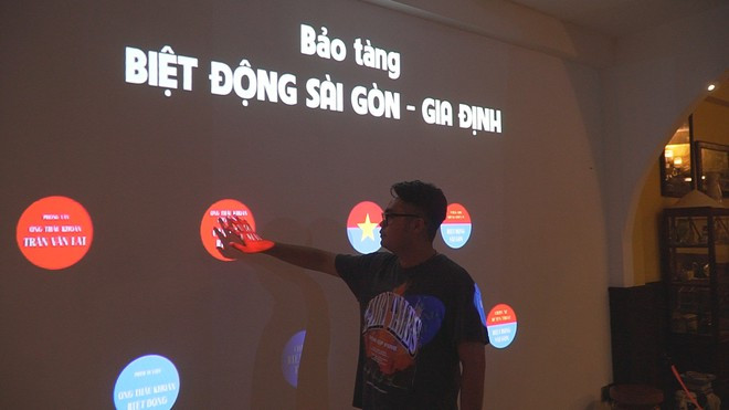 Sử dụng cảm ứng vân tay chạm thẳng lên tường để chọn nội dung muốn xem, không dùng điều khiển Ảnh: LÊ NAM