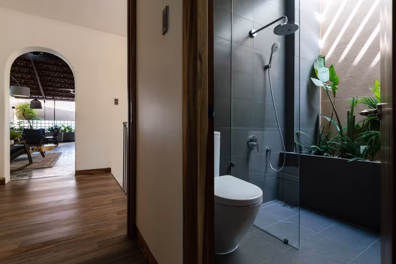 Một khoảng phòng tắm khác. Một khoảng phòng tắm khác.