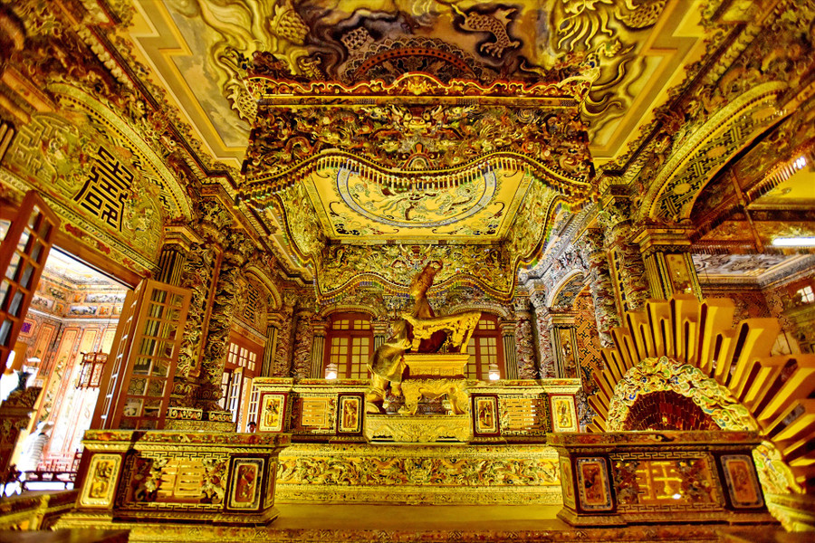 Toàn cảnh nơi đặt tượng và thi hài nhà vua toát lên vẻ đẹp tráng lệ nhờ hiệu ứng ánh sáng độc đáo của nghệ thuật khảm sành sứ. Ảnh: Thái Hoàng