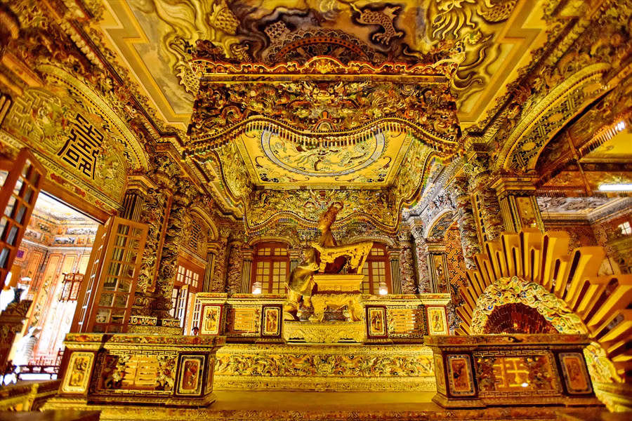 Toàn cảnh nơi đặt tượng và thi hài nhà vua toát lên vẻ đẹp tráng lệ nhờ hiệu ứng ánh sáng độc đáo của nghệ thuật khảm sành sứ. Ảnh: Thái Hoàng