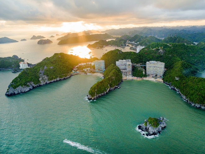 Dự án này gồm 3 tòa tháp Flamingo Cát Bà Beach Resort, Flamingo Wyndham Grand Cát Bà Resort, và Flamingo Luxury Resort ẢNH FCB