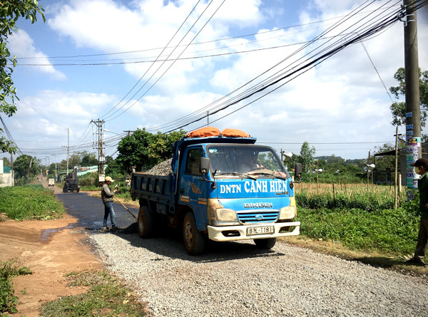 Thảm nhựa lại bề mặt đường Lạc Long Quân-TP. Pleiku. Ảnh: Lê Hòa