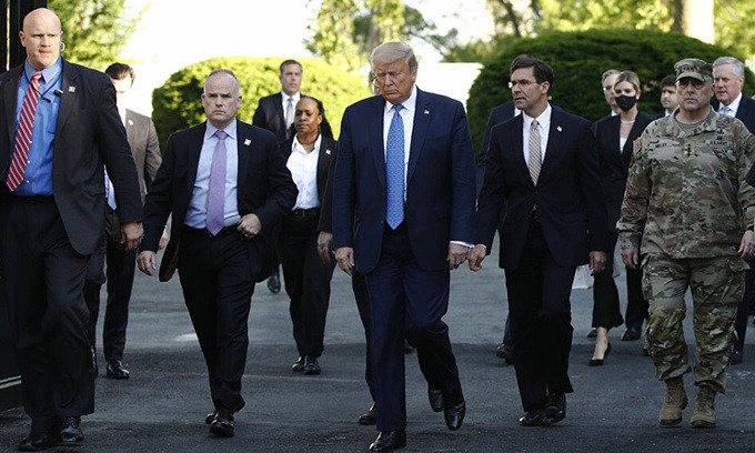 Bộ trưởng Quốc phòng Mỹ Mark Esper và Chủ tịch Hội đồng Tham mưu trưởng Liên quân Mỹ Mark Milley, tháp tùng ông Trump đến nhà thờ St. John. Bộ trưởng Quốc phòng Mỹ Mark Esper và Chủ tịch Hội đồng Tham mưu trưởng Liên quân Mỹ Mark Milley, tháp tùng ông Trump đến nhà thờ St. John.