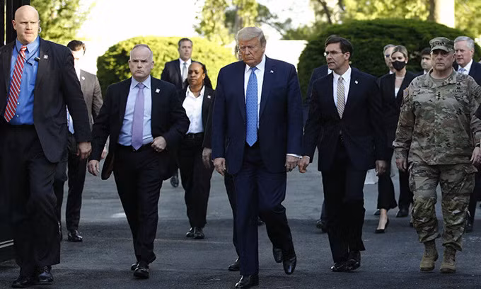 Bộ trưởng Quốc phòng Mỹ Mark Esper và Chủ tịch Hội đồng Tham mưu trưởng Liên quân Mỹ Mark Milley, tháp tùng ông Trump đến nhà thờ St. John.