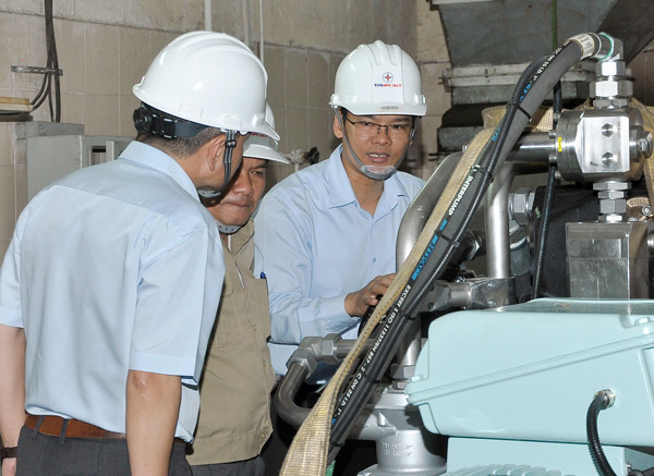 Ông Đoàn Tiến Cường-Bí thư Đảng ủy, Giám đốc Công ty Thủy điện Ia Ly (bìa phải) kiểm tra công tác sửa chữa thiết bị tại Nhà máy Thủy điện Ia Ly. Ảnh: Đ.Y