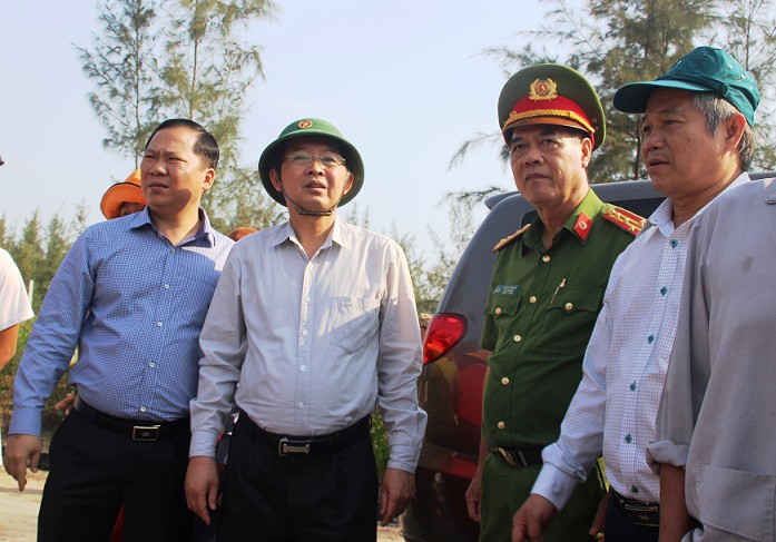 Chủ tịch UBND tỉnh Bình Định Hồ Quốc Dũng cùng Phó Chủ tịch Nguyễn Phi Long trực tiếp đến hiện trường cưỡng chế tại Khu kinh tế Nhơn Hội năm 2019. Ảnh: Dũ Tuấn.