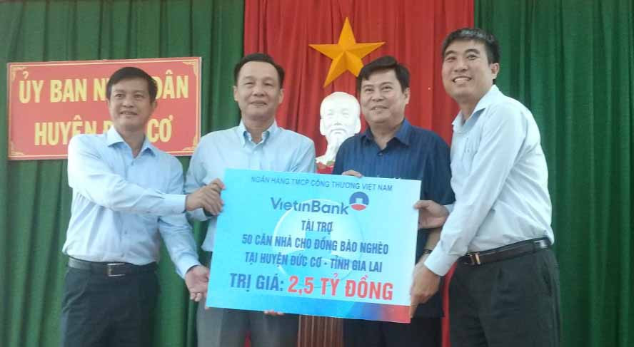 Ông Dương Quốc Anh- Phó Chủ nhiệm Ủy ban Kinh tế Quốc hội phối hợp với Ngân hàng Thương mại cổ phần Công thương trao gói tài trợ trị giá 2,5 tỷ đồng cho huyện Đức Cơ. Ảnh: Sơn Ca Ông Dương Quốc Anh- Phó Chủ nhiệm Ủy ban Kinh tế Quốc hội phối hợp với Ngân hàng Thương mại cổ phần Công thương trao gói tài trợ trị giá 2,5 tỷ đồng cho huyện Đức Cơ. Ảnh: Sơn Ca