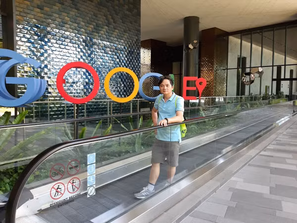 Tác giả tại văn phòng châu Á-Thái Bình Dương của Google. Ảnh: Q.T