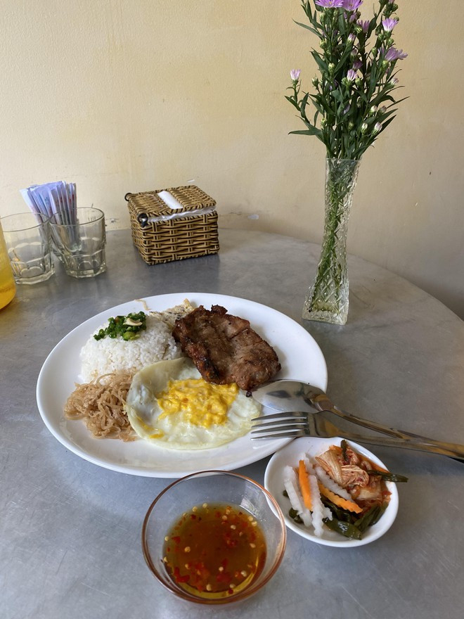 Cơm tấm nổi tiếng của quán với món kim chi Đại Hàn ăn kèm Ảnh: LÊ NAM