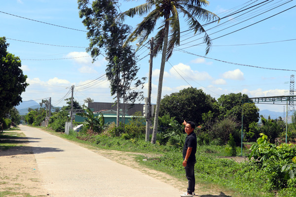 Hệ thống đường điện chiếu sáng tại xã Cư An. Ảnh: N.M