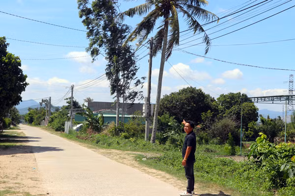 Hệ thống đường điện chiếu sáng tại xã Cư An. Ảnh: N.M