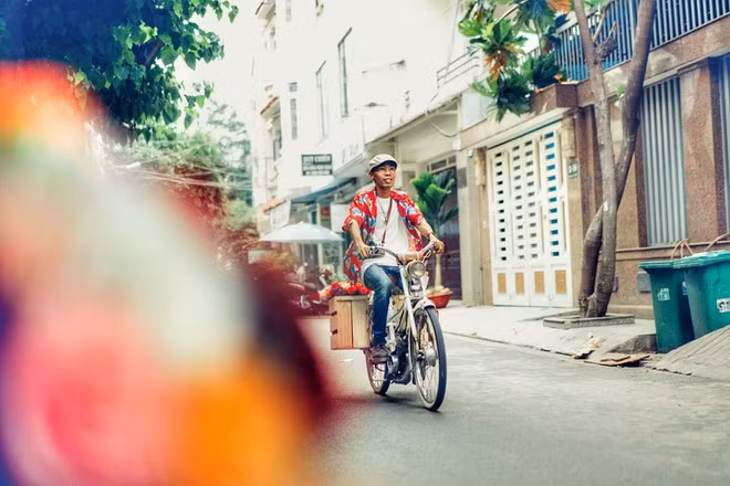 Với phong cách cổ khi đi bán hoa, Nhân nhận được sự chú ý của nhiều người