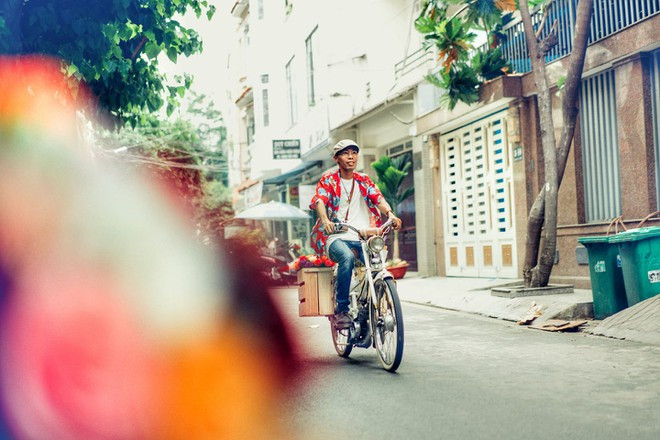 Với phong cách cổ khi đi bán hoa, Nhân nhận được sự chú ý của nhiều người