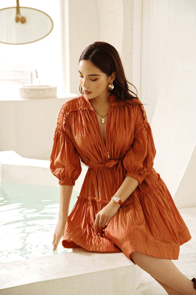 Theo đuổi con đường fashionista, cuộc sống của nàng hậu này thường xuyên gắn liền với những hình ảnh thời trang, shopping đồ hiệu Theo đuổi con đường fashionista, cuộc sống của nàng hậu này thường xuyên gắn liền với những hình ảnh thời trang, shopping đồ hiệu