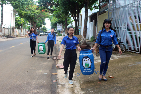 Đoàn viên, thanh niên phường Ia Kring (TP. Pleiku) đặt các thùng rác trên đường Tân Tiến. Ảnh: P.L