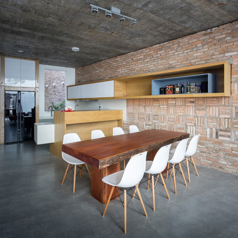 Một phòng ăn đơn giản được làm nổi bật bằng bộ bàn ghế gỗ.