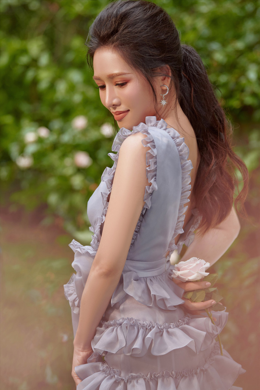 Một tháng qua, Văn Phượng vui mừng khi vai diễn chính trong “Mẹ ghẻ” được khán giả yêu thích. Đây là động lực để cô kiên trì đeo đuổi niềm đam mê diễn xuất. Ảnh: NSCC