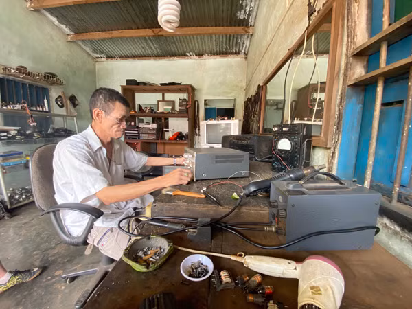  Ông Ngô Tấn Dũng (thị trấn Đak Đoa) sửa chữa đồ điện tử. Ảnh: T.B
