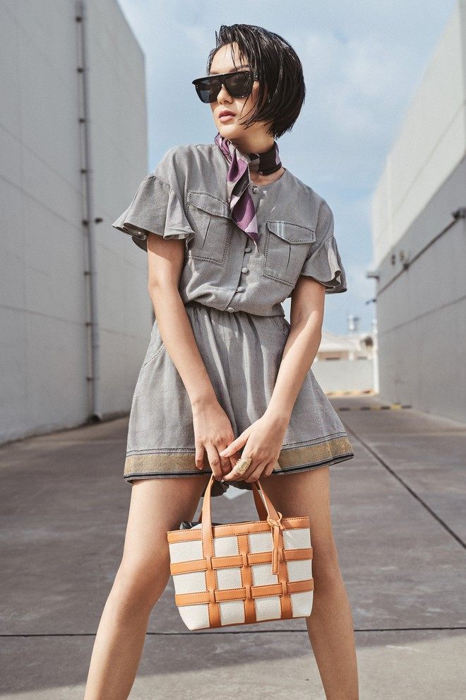 Vải đũi vốn là một loại lụa tơ tằm, còn được gọi bằng cái tên khác là vải lanh. Những sợi lanh được người nghệ nhân nhuộm bằng trái mặc nưa tự nhiên, trải qua quá trình dệt thủ công để tạo thành vải đũi