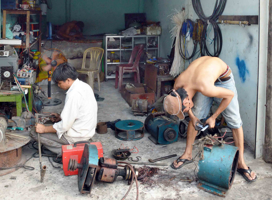 Trên đảo có một vài cửa hàng tiện, hàn, quấn môtơ, sửa chữa tàu đánh cá