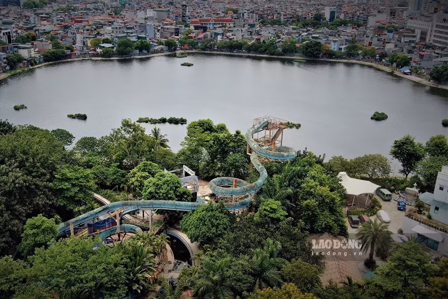 Công viên nước ngàn tỉ sau 13 năm bỏ hoang giờ trông không khác gì một bãi tha ma (Ảnh: Sơn Tùng/LĐO)
