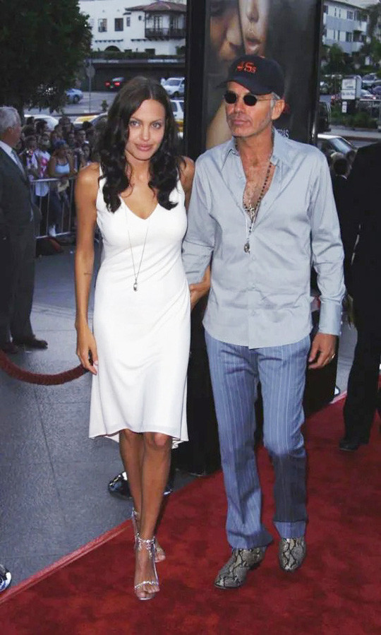 Năm 2001, Jolie xuất hiện trong một sự kiện với đầm chữ A màu trắng, phối sandals quai mảnh đính đá.