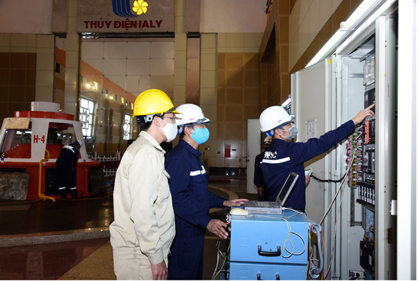 Lãnh đạo Công ty giám sát công tác đại tu tổ máy tại Nhà máy Thủy điện Ia Ly. 