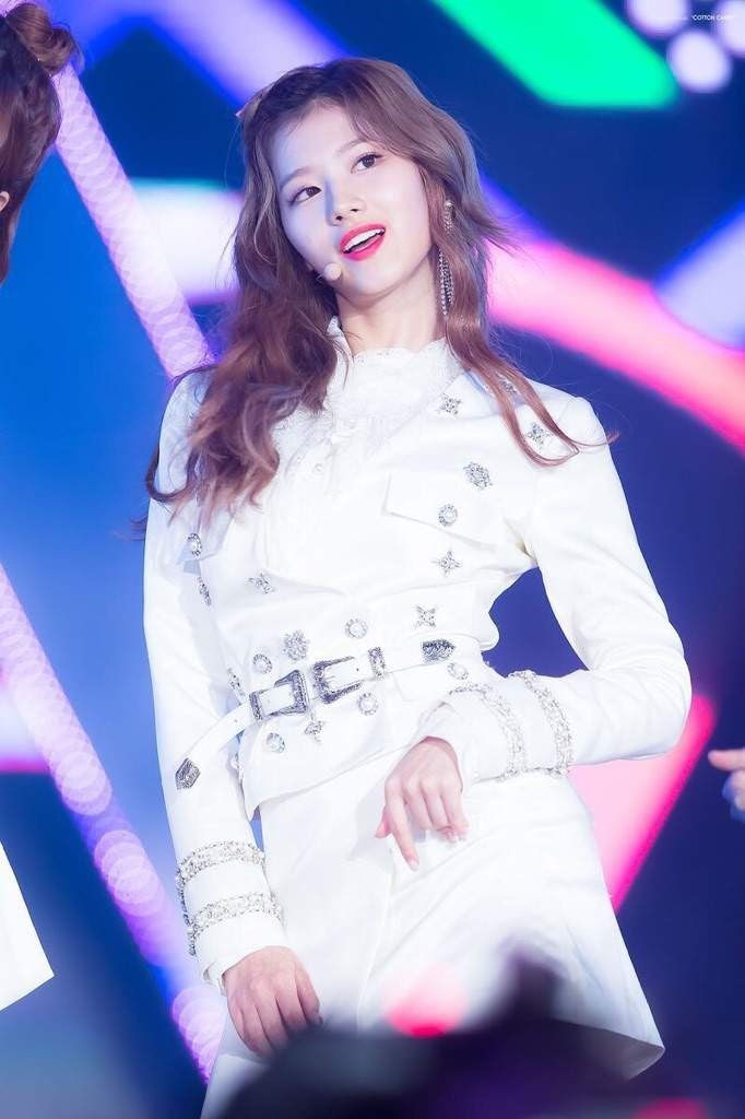 Sana từng tâm sự, người truyền cảm hứng để cô theo đuổi con đường âm nhạc là bà ngoại. “Thời điểm tôi quyết định trở thành ca sĩ là khi bà tôi xem một chương trình giải trí Nhật gọi là Karaoke Contest mỗi tuần. Bà ấy mỉm cười với tôi và nói: “Bà hy vọng Sana có thể tham gia vào chương trình này một ngày nào đó”, Sana chia sẻ. Ảnh: Koreaboo