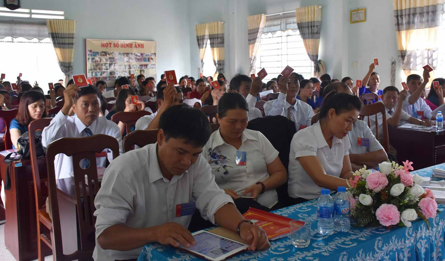 Các đại biểu biểu quyết thông qua một số chỉ tiêu, nhiệm vụ chủ yếu trong nhiệm kỳ mới. Ảnh: Hà Phương