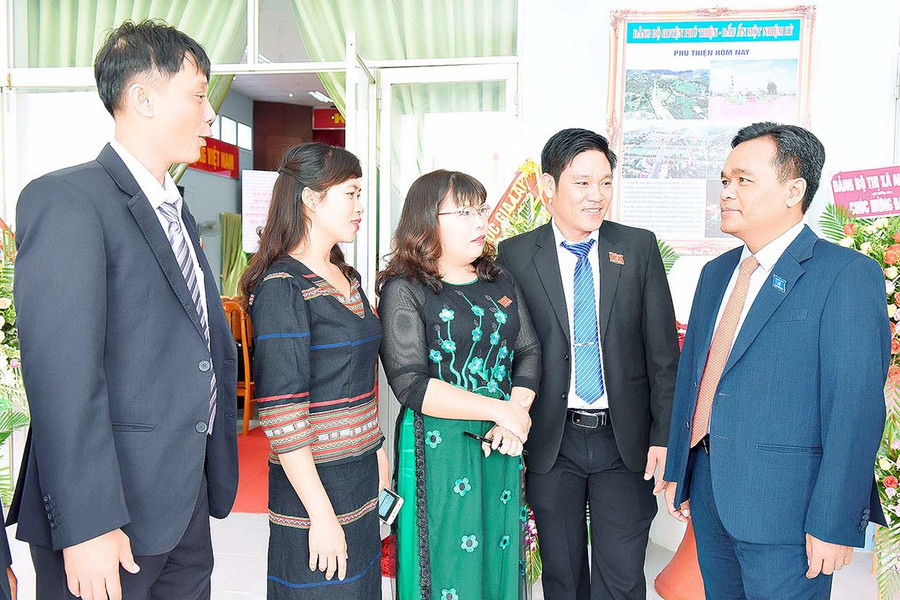 Đồng chí Hồ Văn Niên-Ủy viên dự khuyết Ban Chấp hành Trung ương Đảng, Bí thư Tỉnh ủy, Trưởng Đoàn đại biểu Quốc hội tỉnh trao đổi với các đại biểu chi bộ Khối Mặt trận đoàn thể chính trị xã hội dự đại hội. Ảnh: Đ.T