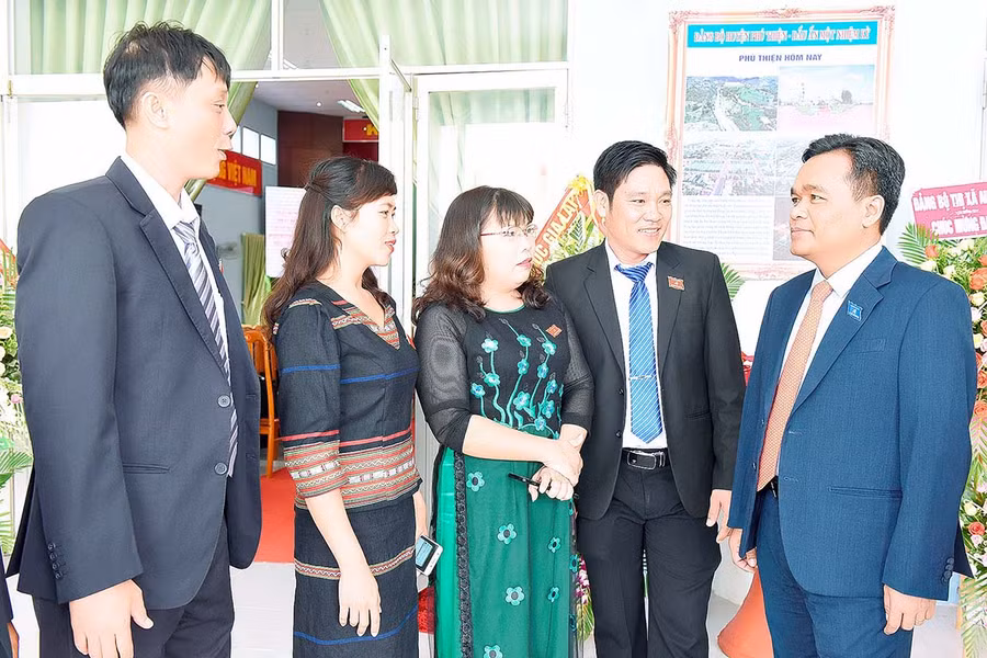 Đồng chí Hồ Văn Niên-Ủy viên dự khuyết Ban Chấp hành Trung ương Đảng, Bí thư Tỉnh ủy, Trưởng Đoàn đại biểu Quốc hội tỉnh trao đổi với các đại biểu chi bộ Khối Mặt trận đoàn thể chính trị xã hội dự đại hội. Ảnh: Đ.T