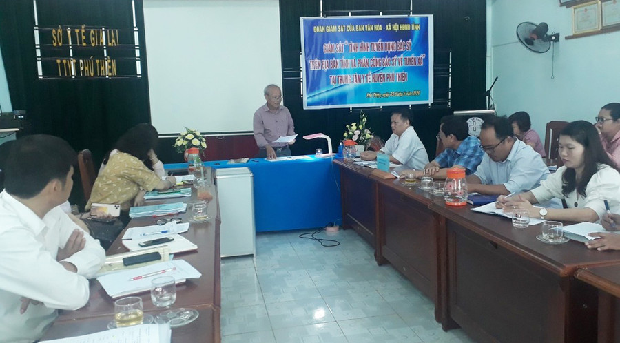 Đoàn giám sát Ban VH-XH HĐND tỉnh làm việc với Trung tâm Y tế huyện Phú Thiện. Ảnh: Nguyễn Tú