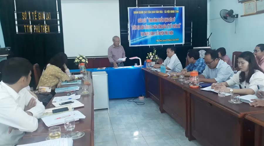 Đoàn giám sát Ban VH-XH HĐND tỉnh làm việc với Trung tâm Y tế huyện Phú Thiện. Ảnh: Nguyễn Tú