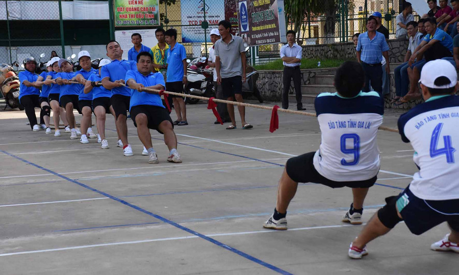 Đội TP. Pleiku giành huy chương vàng môn kéo co. Ảnh: Hà Phương