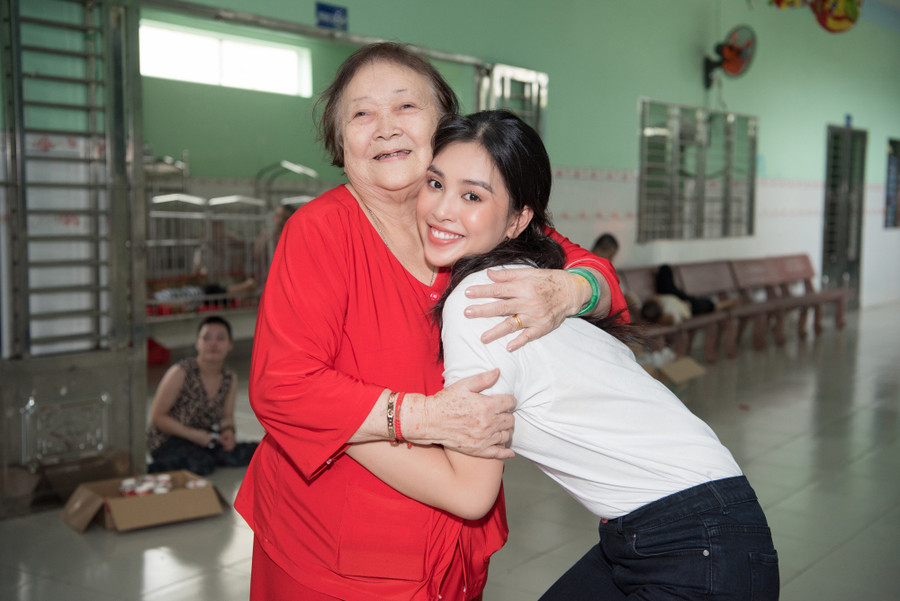 Má Mười - người cưu mang hơn 100 mảnh đời bất hạnh tại mái ấm Thiện Duyên chụp ảnh cùng Hoa hậu Trần Tiểu Vy.