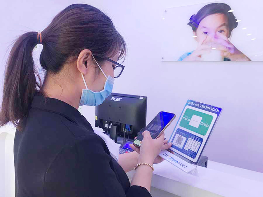  Khách hàng thanh toán quét mã QR qua VNPAY sẽ được giảm 10% hóa đơn mua hàng. Ảnh: V.T