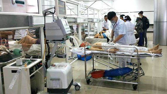 Các nạn nhân trong vụ tai nạn đang được cấp cứu tại Bệnh viện Đa khoa vùng Tây Nguyên  Các nạn nhân trong vụ tai nạn đang được cấp cứu tại Bệnh viện Đa khoa vùng Tây Nguyên