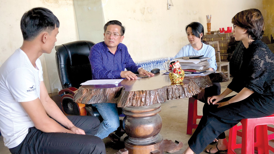  Ông Trương Minh Cảnh (thứ 2 từ trái sang) trao đổi công việc với nhân viên. Ảnh: L.H