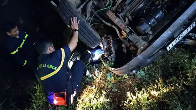 Lực lượng chức năng cứu nạn. Ảnh B.N Lực lượng chức năng cứu nạn. Ảnh B.N
