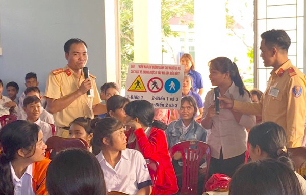 Tuyên truyền pháp luật về an toàn giao thông cho học sinh trên địa bàn huyện Phú Thiện. Ảnh: Đ.P