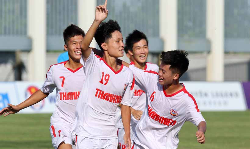 Cầu thủ U19 HA.GL1 vui mừng giành vé vào chơi trận chung kết. Ảnh: Khả Hòa