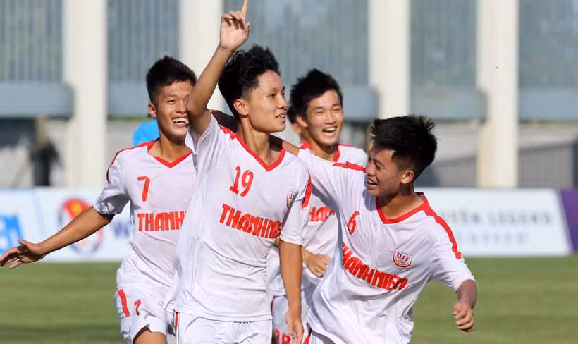 Cầu thủ U19 HA.GL1 vui mừng giành vé vào chơi trận chung kết. Ảnh: Khả Hòa