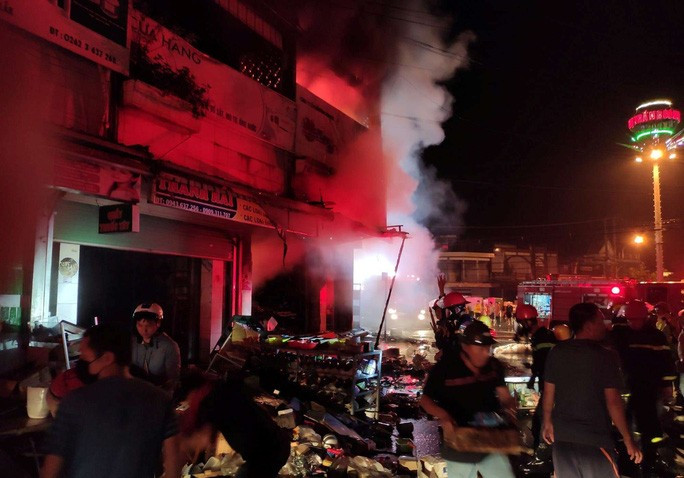 Người dân hỗ trợ vận chuyển tài sản ra ngoài Người dân hỗ trợ vận chuyển tài sản ra ngoài