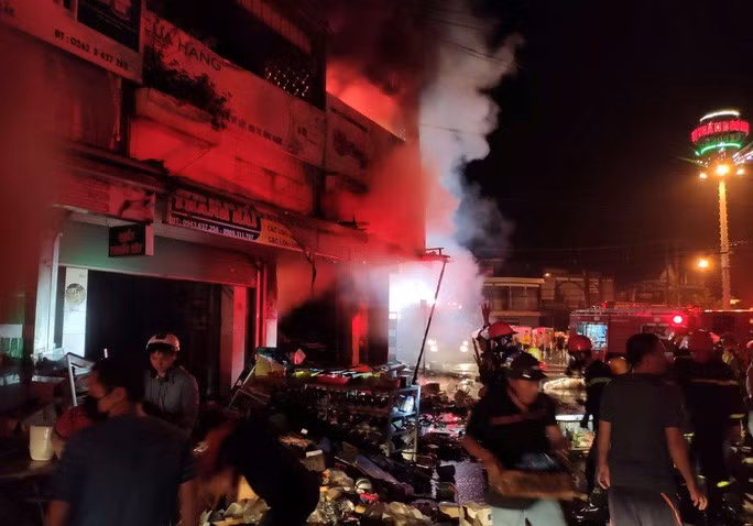 Người dân hỗ trợ vận chuyển tài sản ra ngoài