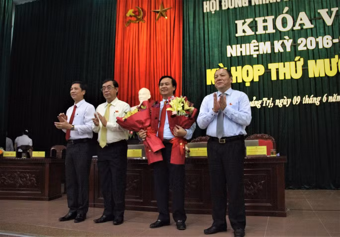 Ông Võ Văn Hưng (cầm hoa), tân Chủ tịch UBND tỉnh Quảng TrỊ