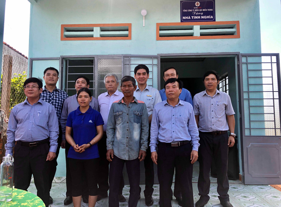 EVNCPC phối hợp cùng Công ty Điện lực Gia Lai trao tặng nhà tình nghĩa cho gia đình anh Kpăh Rung ở làng Tung Blai, xã Ia Dreng, huyện Chư Pưh. Ảnh: Ngọc Thu
